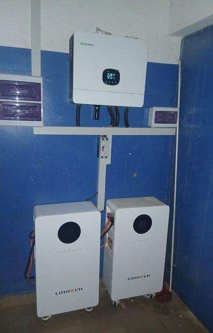 Onduleur hybride Growatt et deux batteries lithium en local technique, installation solaire de 14 kWc chez Alba Trading à Sébikotane, réalisée par Esotech