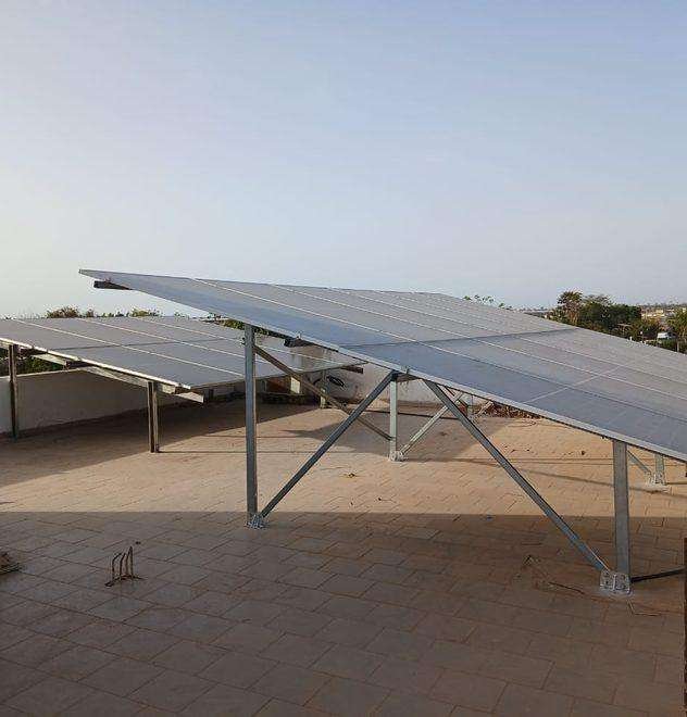Champ de panneaux solaires sur supports inclinés en toiture-terrasse, installation de 14 kWc chez Alba Trading à Sébikotane, réalisée par Esotech