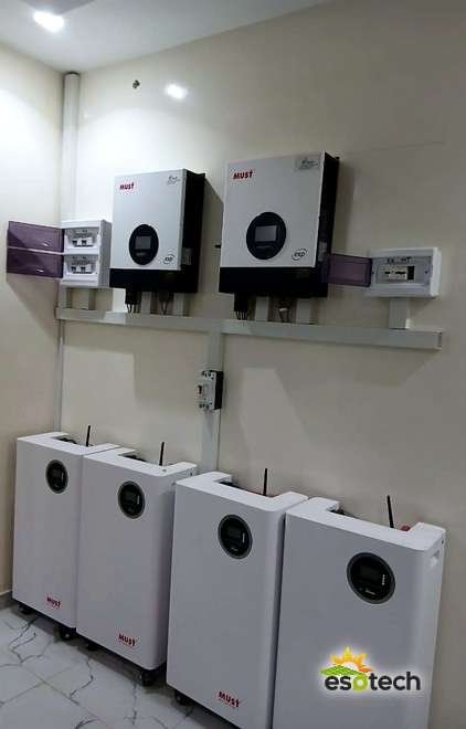 Deux onduleurs MUST 12 kW en parallèle et quatre batteries lithium MUST en local technique, installation solaire de 19,9 kWc à la Cité APIX, Dakar, réalisée par Esotech