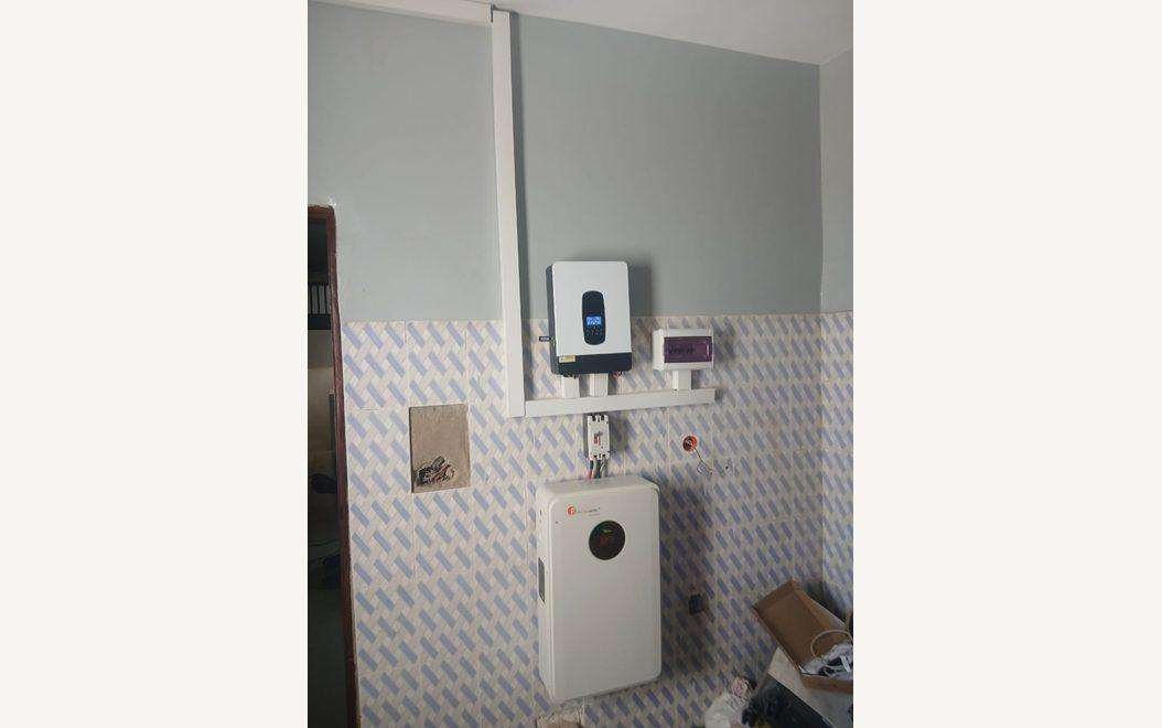 Onduleur hybride et batterie lithium installés en secours des coupures Senelec au cabinet médical du Dr Bengeloune à Dakar, réalisation Esotech