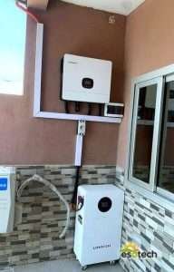 Local technique — onduleur et batteries — installation ESOTECH de 7.1 kWc à Îles du Saloum
