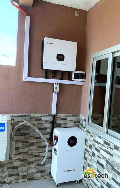 Onduleur Growatt 12 kW et batterie lithium Lithtech de 16 kWh, installation solaire en site isolé aux Îles du Saloum, réalisée par Esotech