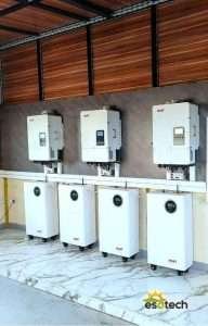 Local technique — onduleur et batteries — installation ESOTECH de 42.6 kWc à Kaolack