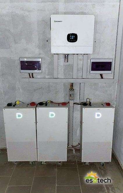 Onduleur Growatt 12 kW et trois batteries lithium Dyness de 45 kWh en local technique, installation solaire de 15,6 kWc dans une villa à Thiès, réalisée par Esotech
