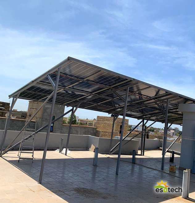 Ombrière photovoltaïque sur charpente métallique en toiture-terrasse, installation de 15,6 kWc dans une villa à Thiès, réalisée par Esotech