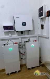 Local technique — onduleur et batteries — installation ESOTECH de 9.9 kWc à Yoff, Dakar
