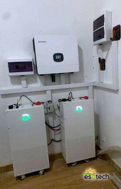 Onduleur Growatt 12 kW et batteries lithium Dyness en local technique, installation solaire à Yoff, Dakar, réalisée par Esotech