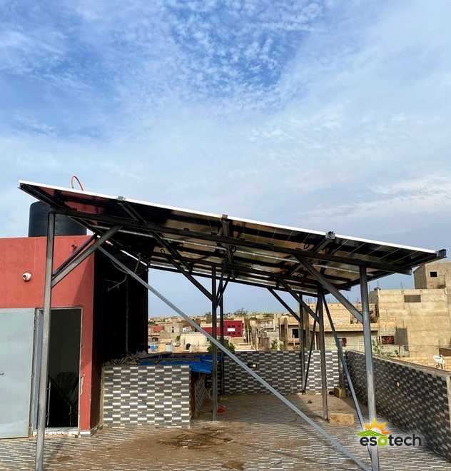 Panneaux solaires sur structure surélevée, installation de 9,9 kWc à Yoff, Dakar, réalisée par Esotech
