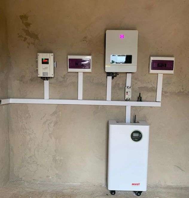 Local technique du pompage solaire de Diass, Mbour : variateur, coffrets de protection, onduleur et batterie, réalisation Esotech