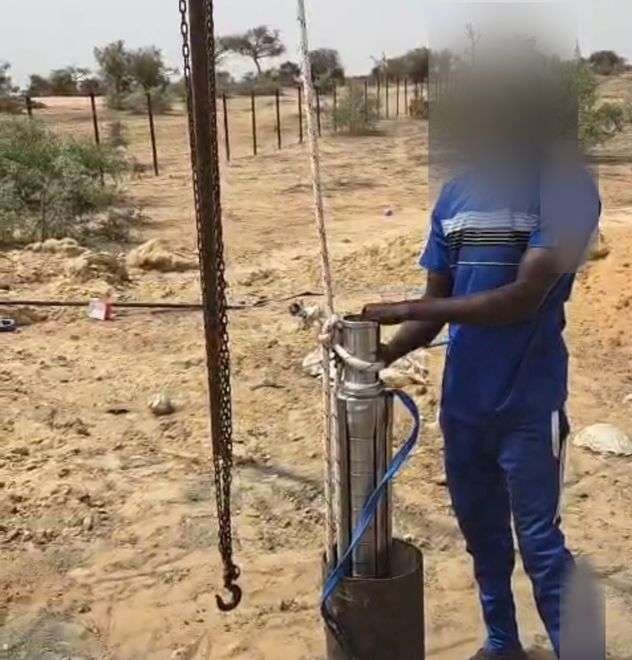 Pose d'une pompe immergée de 11 kW sur un forage à Kébémer, chantier de pompage solaire réalisé par Esotech
