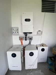Local technique à Ndayane — onduleur hybride et cinq batteries LITHTECH — installation ESOTECH