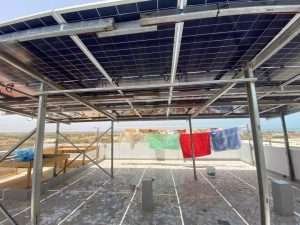 Ombrière solaire sur terrasse à Ndayane — installation ESOTECH d'un kit SEDDAL MAX